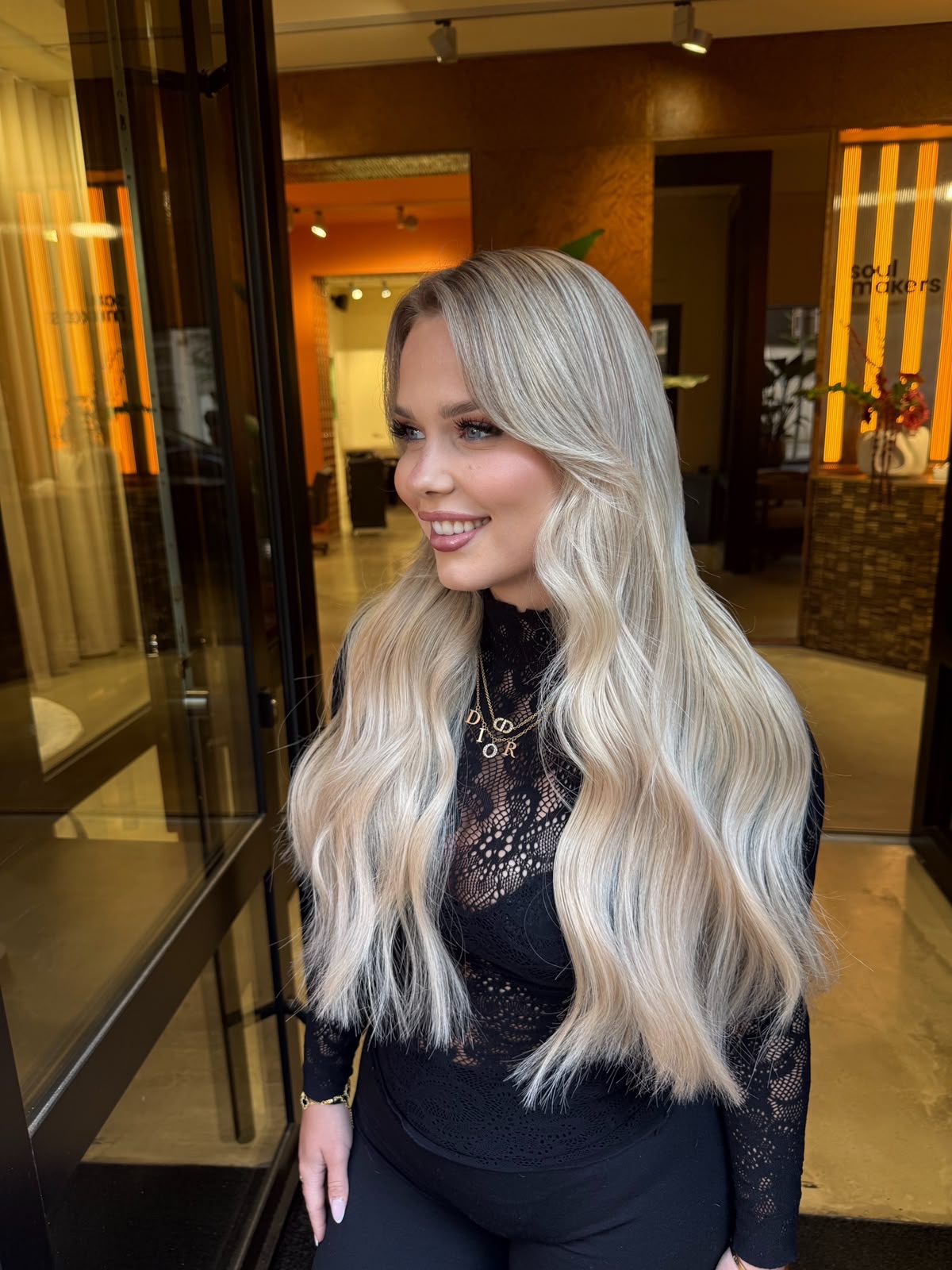 Christinas Kundenarbeit: langes, helles Blond mit weichen Wellen und Curtain Bangs